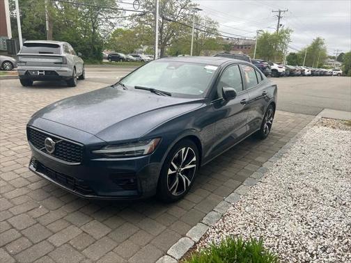 2024 Volvo S60 B5 Core Dark Theme