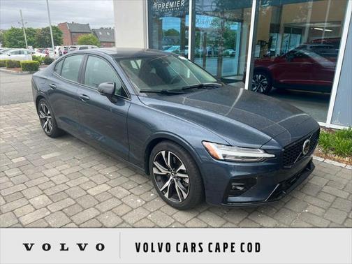 2024 Volvo S60 B5 Core Dark Theme