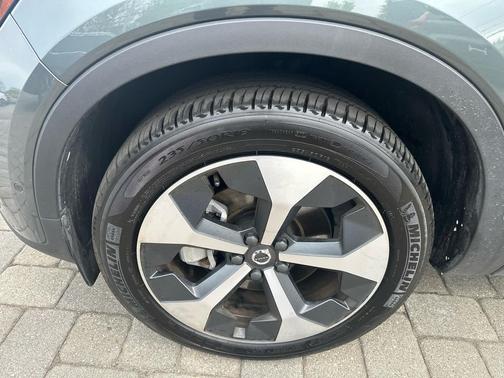 Forest Lake 2026 Volvo XC40 Plus, B5 AWD Gas (mild hybrid), Dark