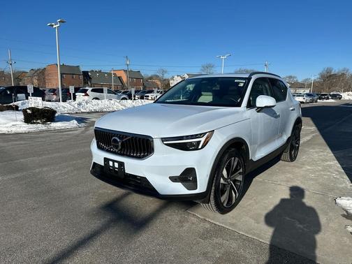 2025 Volvo XC40 B5 Ultra Bright Theme