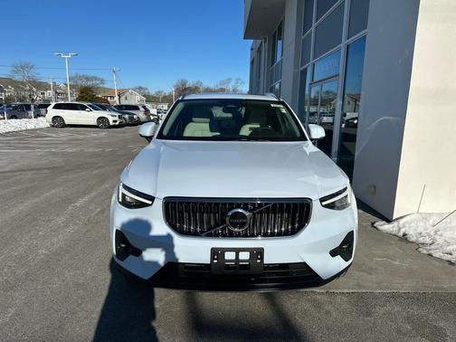 2025 Volvo XC40 B5 Ultra Bright Theme