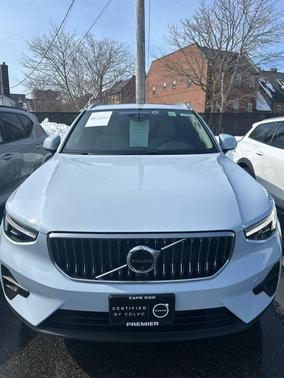 2025 Volvo XC40 B5 Ultra Bright Theme