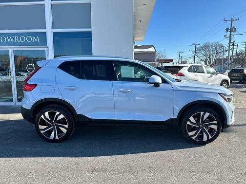 2025 Volvo XC40 B5 Ultra Bright Theme