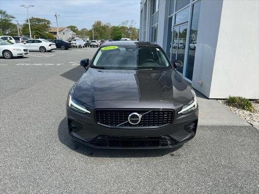 2024 Volvo S60 B5 Core Dark Theme