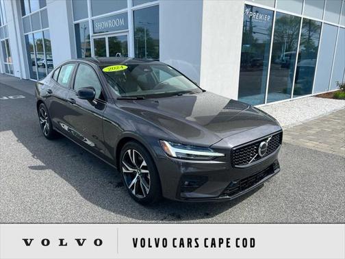 2024 Volvo S60 B5 Core Dark Theme