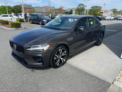 2024 Volvo S60 B5 Core Dark Theme