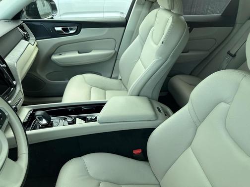 Crystal White Metallic 2023 Volvo XC60 B5 Plus Dark Theme