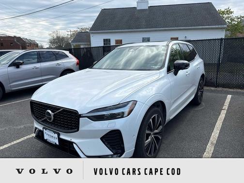 Crystal White Metallic 2023 Volvo XC60 B5 Plus Dark Theme