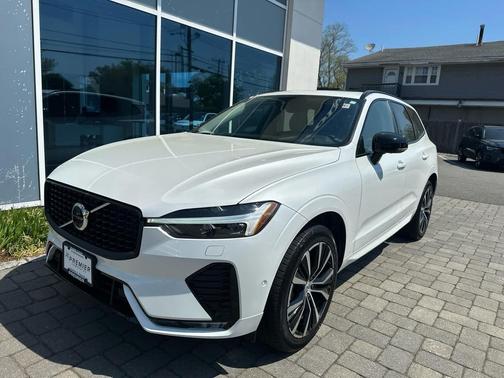 Crystal White Metallic 2023 Volvo XC60 B5 Plus Dark Theme