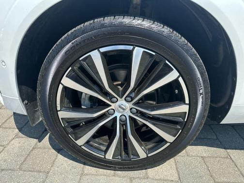 Crystal White Metallic 2023 Volvo XC60 B5 Plus Dark Theme