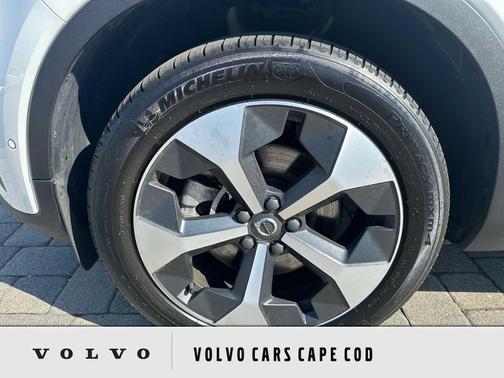 Crystal White Pearl 2025 Volvo XC40 B5 Plus Bright Theme