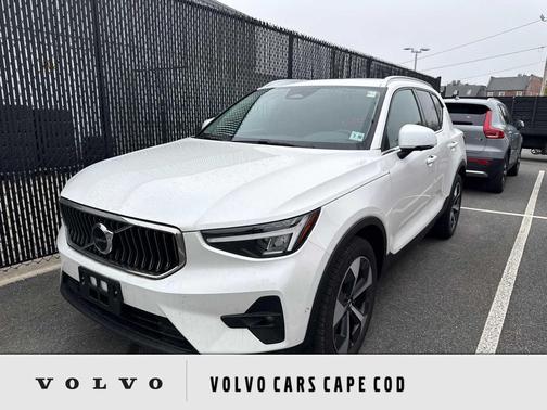Crystal White Pearl 2025 Volvo XC40 B5 Plus Bright Theme