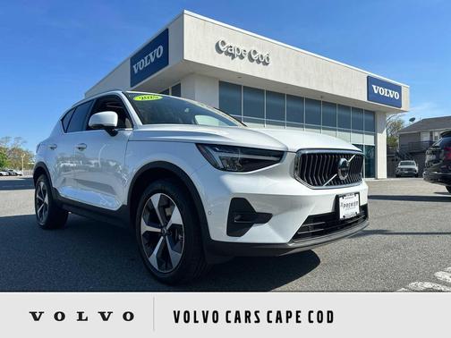 Crystal White Pearl 2025 Volvo XC40 B5 Plus Bright Theme