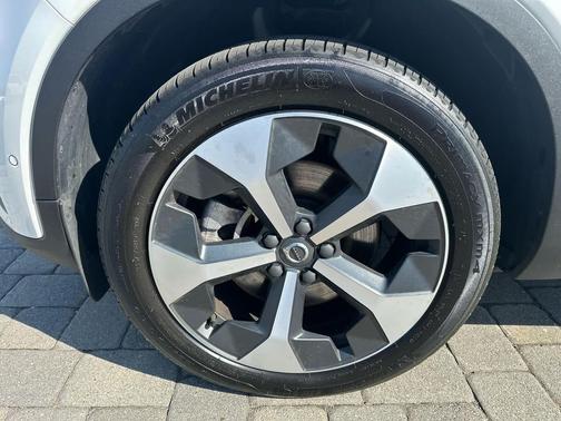 Crystal White Pearl 2025 Volvo XC40 B5 Plus Bright Theme