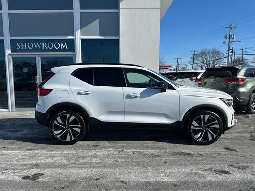 2023 Volvo XC40 B5 Plus Dark Theme
