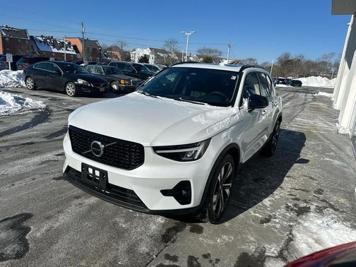 2023 Volvo XC40 B5 Plus Dark Theme