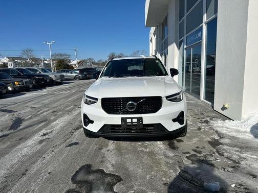 2023 Volvo XC40 B5 Plus Dark Theme