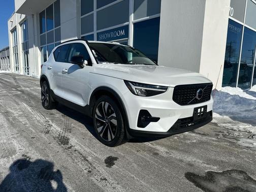 2023 Volvo XC40 B5 Plus Dark Theme