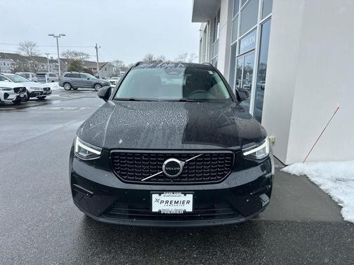 2024 Volvo XC40 B5 Core Dark Theme