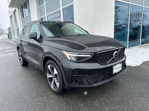 2024 Volvo XC40 B5 Core Dark Theme