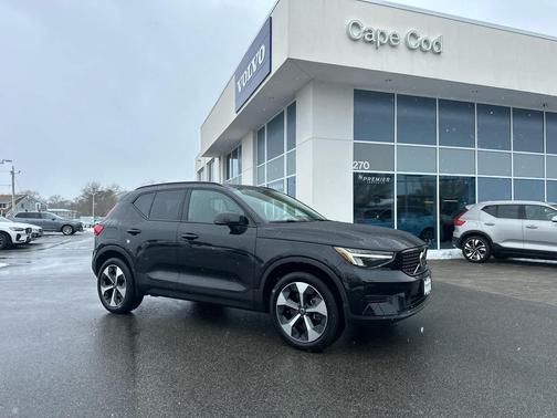 2024 Volvo XC40 B5 Core Dark Theme