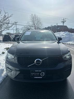 2024 Volvo XC40 B5 Core Dark Theme