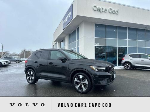 2024 Volvo XC40 B5 Core Dark Theme