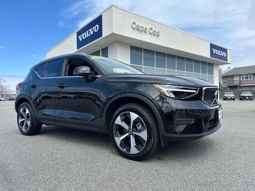 Onyx Black Metallic 2025 Volvo XC40 B5 Core Bright Theme