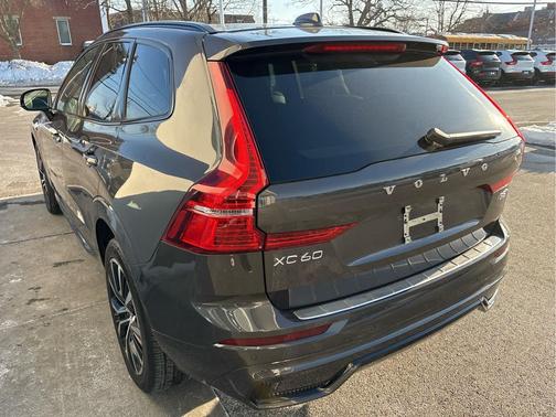 2023 Volvo XC60 B5 Plus Dark Theme