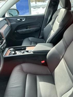2023 Volvo XC60 B5 Plus Dark Theme