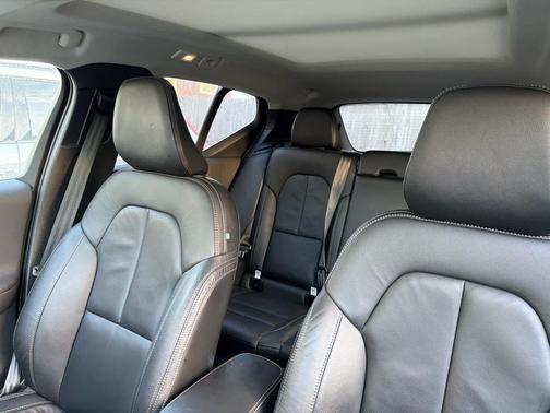 2023 Volvo XC40 B5 Plus Bright Theme