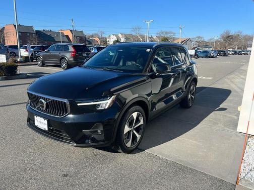 2023 Volvo XC40 B5 Plus Bright Theme