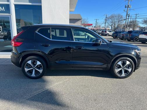2023 Volvo XC40 B5 Plus Bright Theme