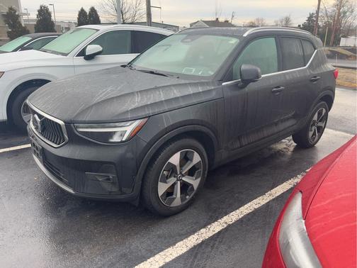 2023 Volvo XC40 B5 Plus Bright Theme