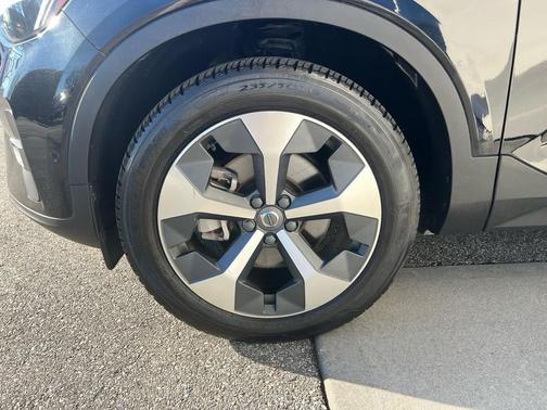 2023 Volvo XC40 B5 Plus Bright Theme