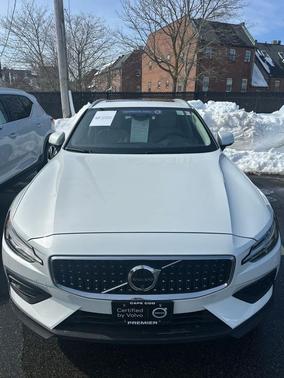 2025 Volvo V60 Cross Country Plus, B5 AWD Gas (mild hybrid)