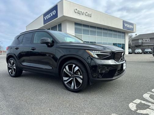 Onyx Black Metallic 2023 Volvo XC40 B5 Plus Dark Theme