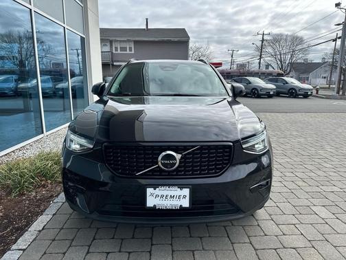 Onyx Black Metallic 2023 Volvo XC40 B5 Plus Dark Theme