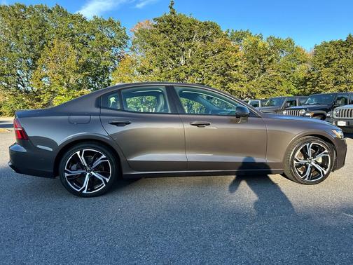 2024 Volvo S60 B5 Plus Dark Theme