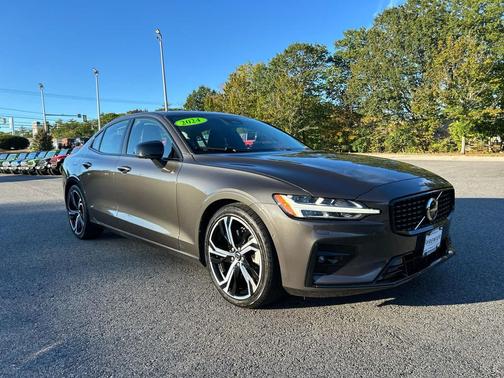 2024 Volvo S60 B5 Plus Dark Theme