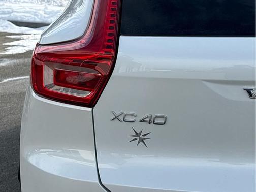 2025 Volvo XC40 B5 Plus Dark Theme