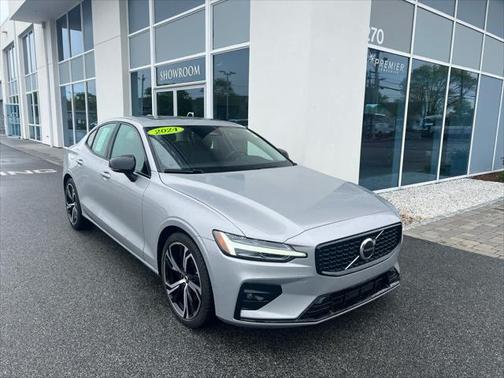 2024 Volvo S60 B5 Core Dark Theme