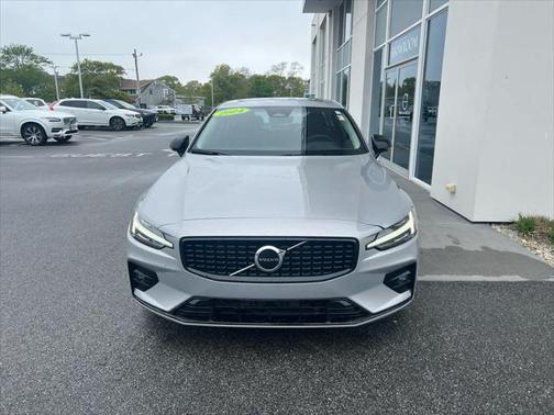 2024 Volvo S60 B5 Core Dark Theme