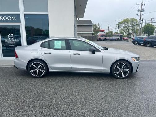2024 Volvo S60 B5 Core Dark Theme