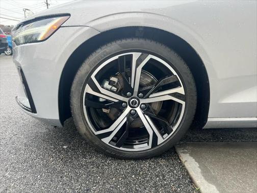 2024 Volvo S60 B5 Core Dark Theme