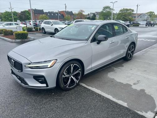 2024 Volvo S60 B5 Core Dark Theme