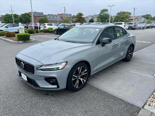 2024 Volvo S60 B5 Core Dark Theme