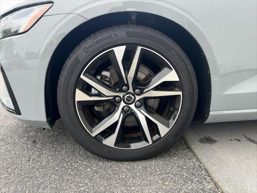 2024 Volvo S60 B5 Core Dark Theme