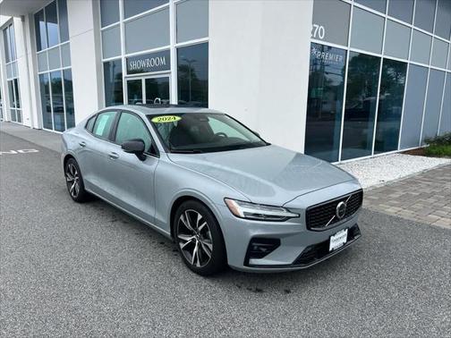 2024 Volvo S60 B5 Core Dark Theme