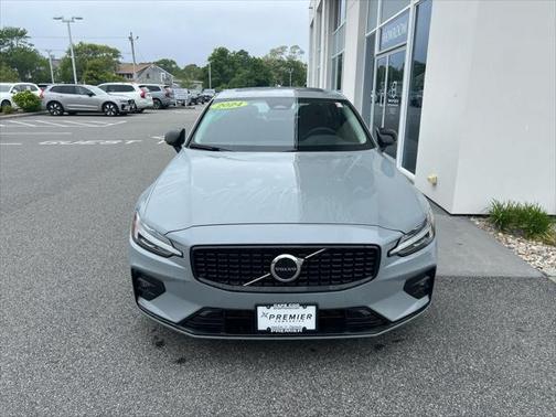 2024 Volvo S60 B5 Core Dark Theme